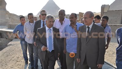 وزير الآثار يزور الأهرامات بصحبة وفد ياباني