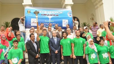 بالصور.. محافظ الجيزة يستقبل شعلة «شباب الجامعات المصرية»