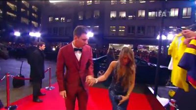 بالصور.. ميسي يظهر بالبدلة الحمراء في حفل الفيفا