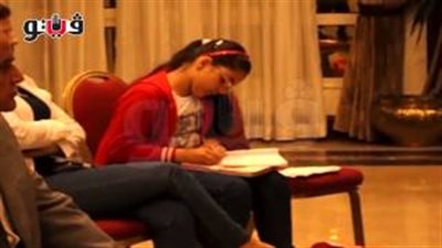 بالفيديو.. طالبة تكتب الواجب المدرسي في مؤتمر «مواجهة الإرهاب»