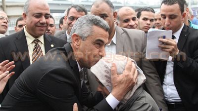 وزير النقل يقبل رأس مسنة طالبته بتعيين نجلها بـ«السكة الحديد»