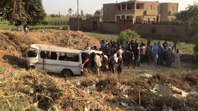 إصابة 12 شخصا في انقلاب سيارة ميكروباص بسوهاج