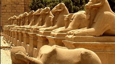 دراسة لتحويل البحيرة المقدسة بمعبد الكرنك لحمام سباحة للأجانب