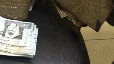 بالصور.. ضبط 752 ألف ريـال سعودي بحوزة 4 ركاب سودانيين بمطار القاهرة