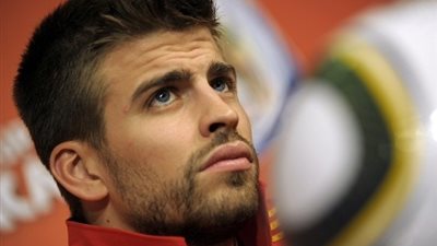 «بيكيه» يهنئ «رونالدو» بالكرة الذهبية