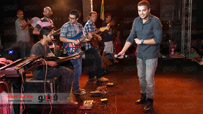 بالصور.. رامي صبري يغني لعمرو دياب في بورتو السخنة