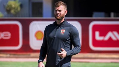 لاعبو الأهلي يطمئنون على والد 