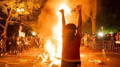 المشهد الذي أجبر ترامب على الهروب إلى المخبأ السري | فيديو