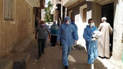 الصحة توزع العلاج على مصابي كورونا والمخالطين لهم بالمنازل بقنا | صور