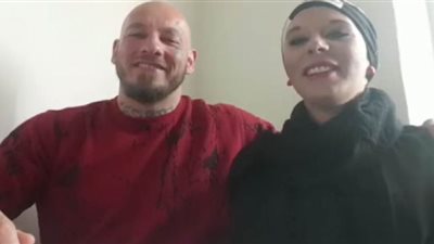 طرد زوجة مصارع نمساوي من عملها بعد إسلامها وارتدائها الحجاب