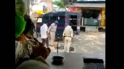 شرطي يضرب شابا أعزل بوحشية دون تدخل المارة | فيديو 