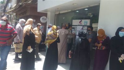 زحام على ماكينات سحب الأموال لصرف معاشات يونيو | صور