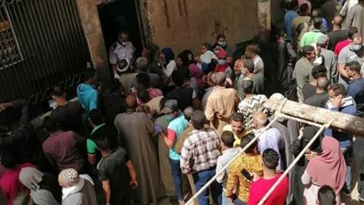 محلي أبو قرقاص يتدخل لفض تكدس المواطنين أمام السجل المدني | صور