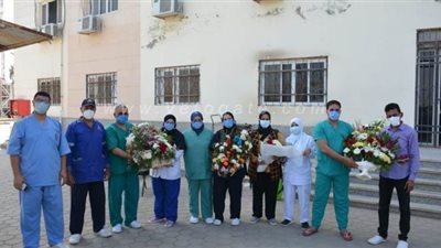 توزيع زهور تهنئة التعافي على مستشفى العزل بتمي الأمديد