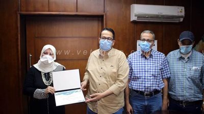 تكريم معلم بالغربية ابتكر برنامجا للجداول والنتائج والبيانات على جوجل بلاي