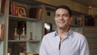 بـ 100 وش الحلقة 2.. سكر تكتشف حقيقة عمر