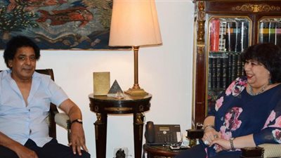 وزيرة الثقافة تلتقى محمد منير لدراسة تنفيذ عدد من المشروعات الفنية