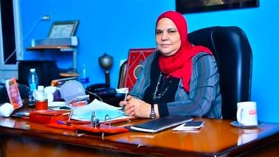 رئيس مدينة القصاصين توزع ملصقات على سائقي الميكروباص لارتداء الكمامة