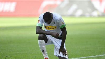 مهاجم مونشنجلادباخ يتضامن مع ضحية الشرطي الأمريكي