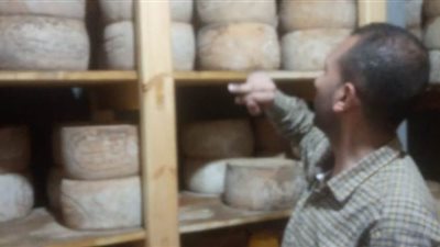 غلق مخزنين وضبط 3.7 طن جبن رومي وسكر غير صالح للاستهلاك بالدقهلية