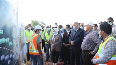 وزير النقل ومحافظ قنا يتفقدان محور الشهيد الرائد باسم فكري | صور