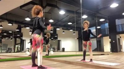 ميريام فارس تمارس التمارين الرياضية في العزل المنزلي| فيديو