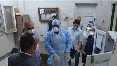 لتسليمه أقنعة غير مطابقة.. إحالة مسئول المخازن بمستشفى الحميات بالمنيا للتحقيق