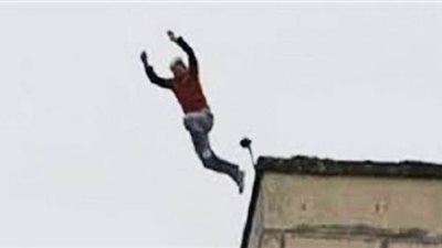 أمن القاهرة يُنقذ موظفاً حاول الانتحار من أعلى بنك بوسط البلد