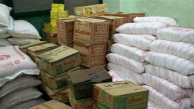 مصادرة 3 أطنان دقيق فاخر وسكر و480 عبوة زيت طعام مجهولة المصدر داخل مصنع بالخليفة