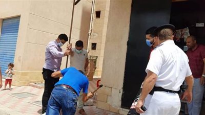 غلق وتشميع 10 محلات ومقهى لمخالفتها قرار الغلق بالبحيرة