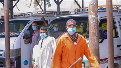 التزام عمال النظافة وسائقي الجرارات في قنا بارتداء الكمامة | صور