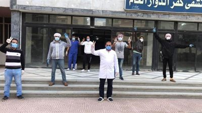 تعافي معمرين مصابين بكورونا وخروجهما من مستشفى كفر الدوار للحجر الصحي