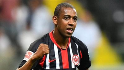 الإصابة تُبعد نجم فرانكفورت شهراً عن الملاعب