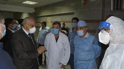 محافظ الجيزة للمرضى بمستشفيات العزل: “كل شوية هاجي أطمن عليكم ولا وساطة في العلاج