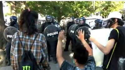 بالركل والهراوت.. الشرطة الأمريكية تقمع الصحفيين في الاحتجاجات | فيديو
