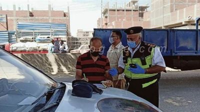 الأمن يلاحق غير الملتزمين بارتداء الكمامات الطبية بطرق الشرقية | صور