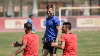 لاعبو الأهلي يقدمون التعازي لمخطط الأحمال السابق في وفاة والده