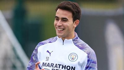 مانشستر سيتي يرفض التخلي عن مدافعه الشاب لبرشلونة