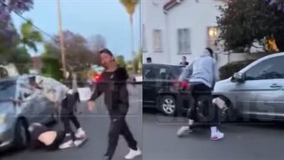 لاعب كرة سلة أمريكي يلقن متظاهرا علقة ساخنة بعد كسر زجاج سيارته | فيديو