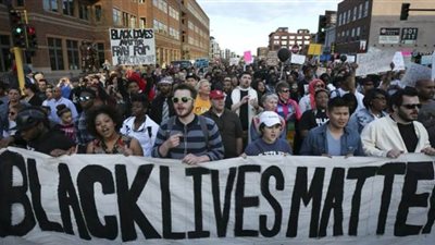 آداما تراوري يشعل ربيع فرنسا.. الآلاف يتظاهرون في باريس تنديدا بعنف الشرطة ضد السود | فيديو