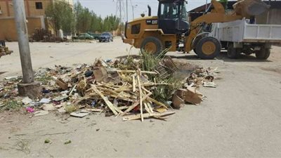 رئيس مدينة نقادة تتابع رفع القمامة بشادر الشيخ حسين | صور