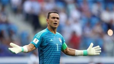 عصام الحضري يدعم أحمد فتحي بعد إصابة زوجته وأبنائه بكورونا