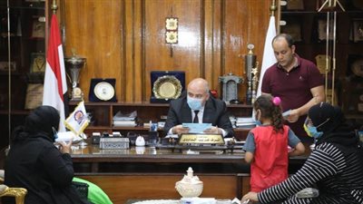 محافظ قنا يستقبل 40 مواطنا للاستماع لمشاكلهم والعمل على حلها | صور