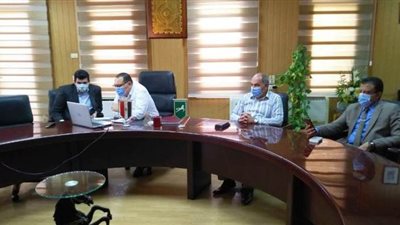 محافظ الشرقية محذرا أصحاب المصانع: «حماية العمال أو الغلق » | صور