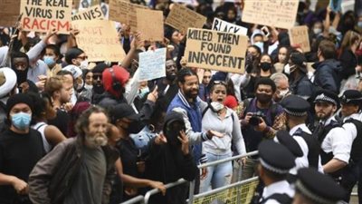 مناوشات بين المحتجين والشرطة بالقرب من مكتب رئيس الوزراء البريطاني | صور