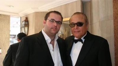 في ذكرى ميلاده.. ابن محمود عبد العزيز يطلب الدعاء لوالده