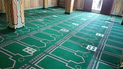 استعداداً لفتحها.. ننشر الصور الأولى لفرش المساجد بضوابط ترتيب الصفوف| صور