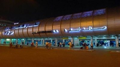 مطار القاهرة يبدأ تنفيذ قرارات لجنة إدارة الأزمات بإلغاء الحجر الصحي