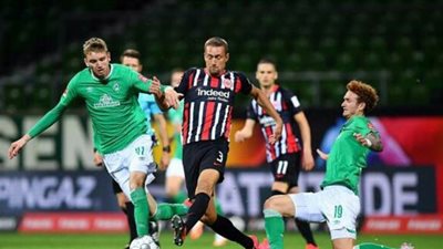آينتراخت فرانكفورت يوقف انتصارات بريمن بثلاثية في الدوري الألماني