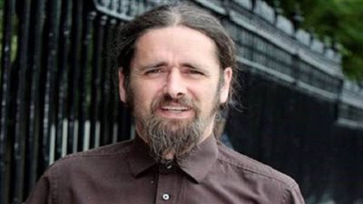 نائب أيرلندي يحضر جلسة بالبرلمان الأوروبي شبه عار | فيديو